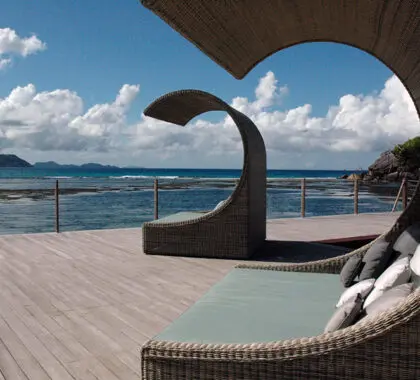 Rendez-vous sur les chaises longues du front de mer pour un après-midi de farniente avec un verre et un bon livre.