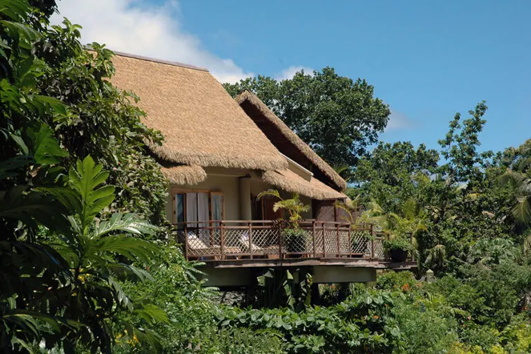 Villa de Charme, enclavada en la exuberante vegetación de la isla.