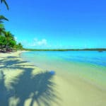 El complejo está bordeado de playas de arena blanca y palmeras