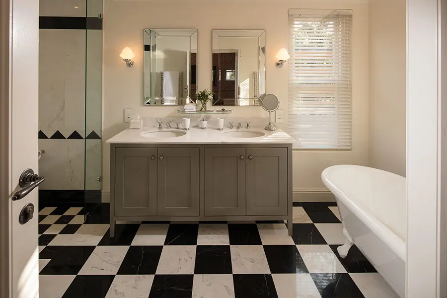 Four Quarters suite bathroom