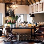 Los detalles de cuero y latón se mezclan con el arte y la decoración africanos para crear un ambiente indulgente en los campamentos Londolozi.