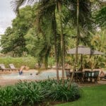 Disfrute de la piscina en una tarde calurosa.