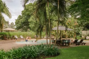 Disfrute de la piscina en una tarde calurosa.