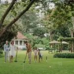 Disfrute de diversas actividades en la granja, como croquet sobre césped y ciclismo.