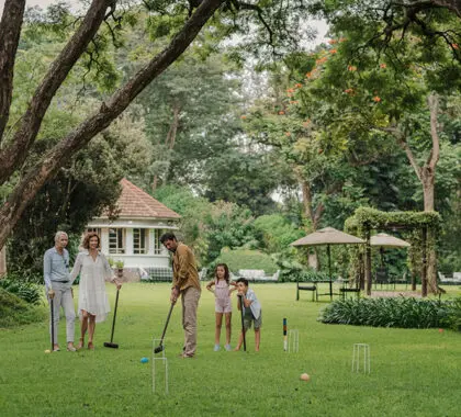 Disfrute de diversas actividades en la granja, como croquet sobre césped y ciclismo.