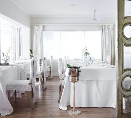 Un comedor elegante.
