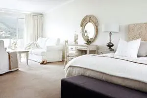 Leisure Isle Lodge has a number of deluxe rooms, all furnished in light wood furniture and decorated in cream & white.