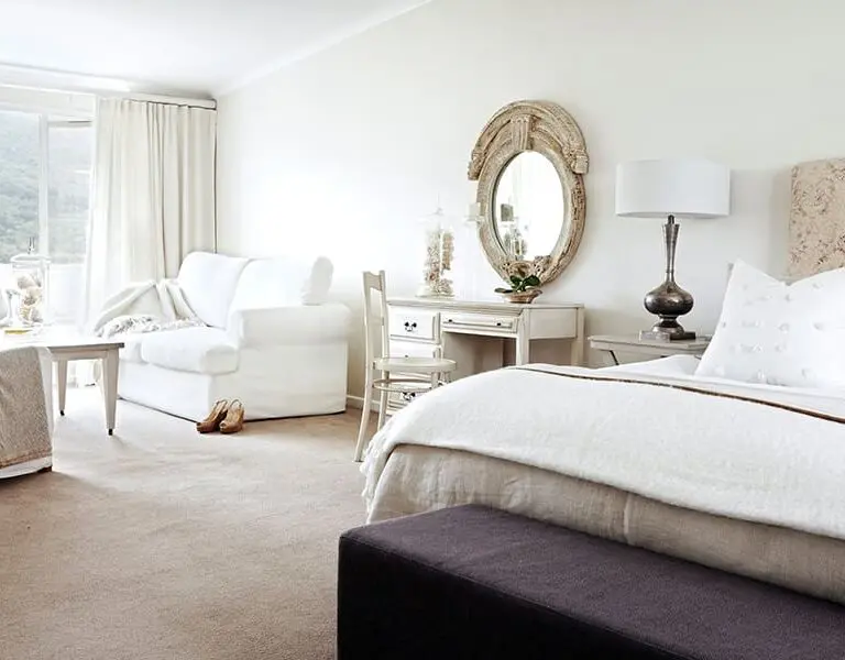 Leisure Isle Lodge has a number of deluxe rooms, all furnished in light wood furniture and decorated in cream & white.