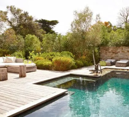Una piscina rodeada de un hermoso jardín.