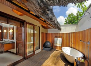 Salle de bain extérieure de la Lemuria Presidential Villa