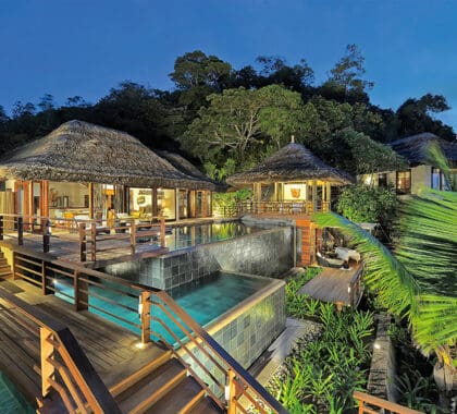 Zona de la piscina de la Villa Presidencial Lemuria por la noche