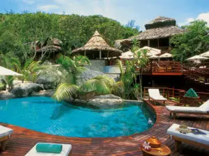 Lemuria, en las Seychelles, se encuentra en una playa de arena blanca, pero quizá prefiera la fresca sombra de la piscina del complejo.