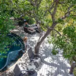 Disfrute de un refrescante chapuzón en la piscina y relájese en la terraza con sombra natural.
