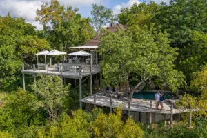 Leopard Hills, enclavada en una zona boscosa popular entre los leopardos. 