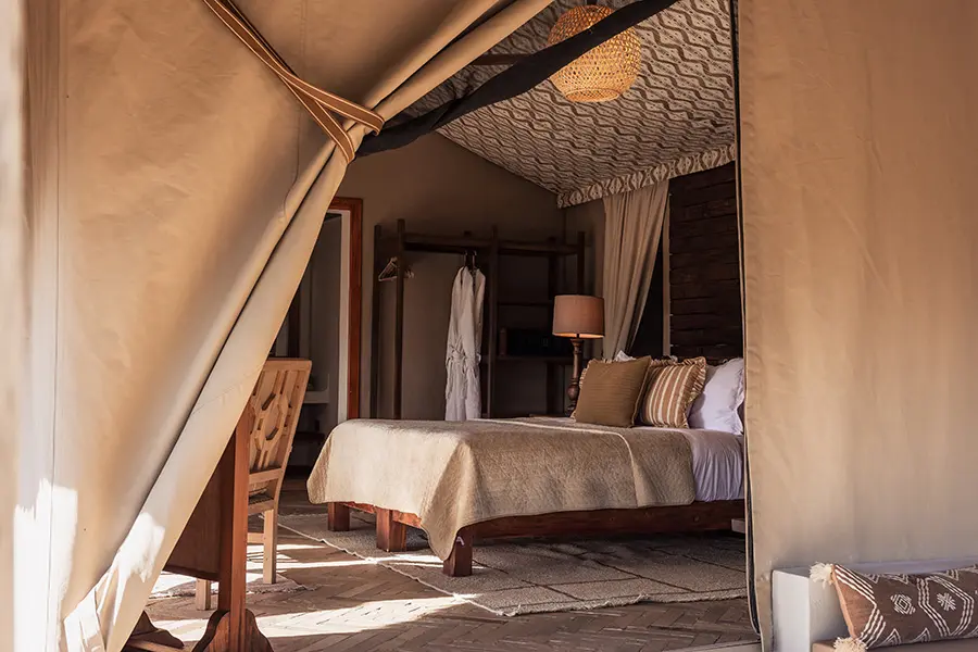 lewa-safari-camp-doublebedthroughtententrance