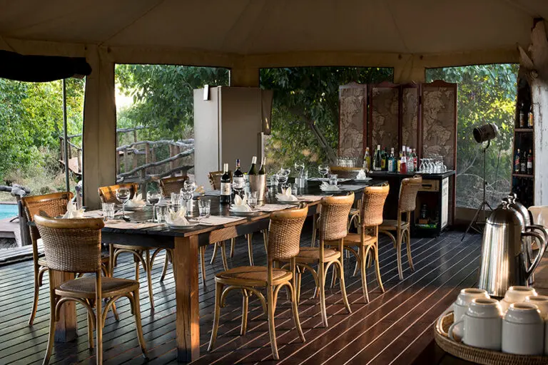 LinyantiEbony-Interior-Lunch