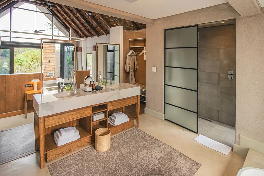 lion-sands-ivory-lodge-suite-bathroom-large