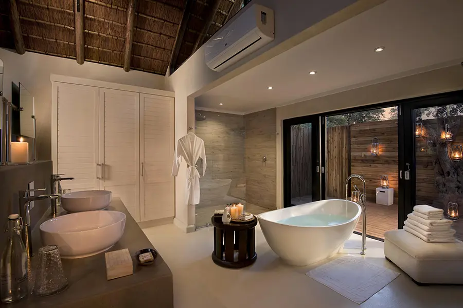 lion-sands-river-lodge-3_superior_luxury_suite_en-suite_bathroom1