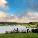 Desayuno campestre a orillas del río Sabi.