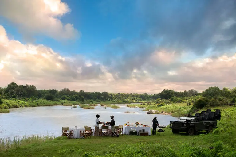 Desayuno campestre a orillas del río Sabi.