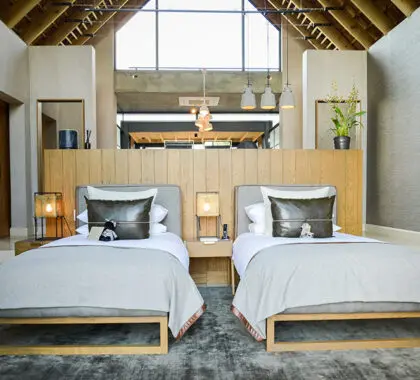 Amplia habitación con dos camas, perfecta para familias.