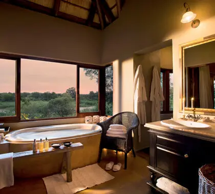 LionSandsTingaLodge-Bathroom-Evening