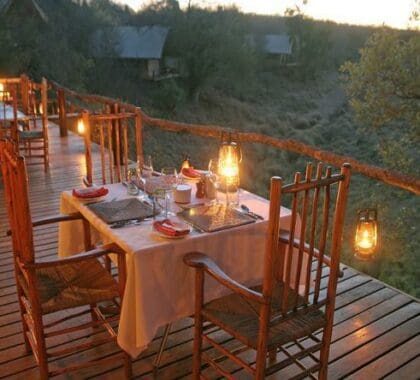 Disfrute de las magníficas vistas mientras cena en la terraza.