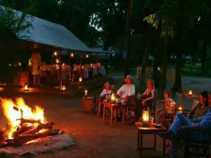 La velada suele completarse con bebidas e intercambio de historias en torno a la hoguera.