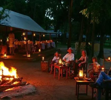 La velada suele completarse con bebidas e intercambio de historias en torno a la hoguera.
