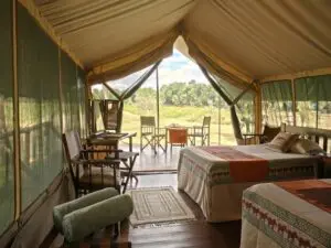 Las habitaciones del pequeño Governors' Camp son espaciosas, muy cómodas y están amuebladas con gusto.
