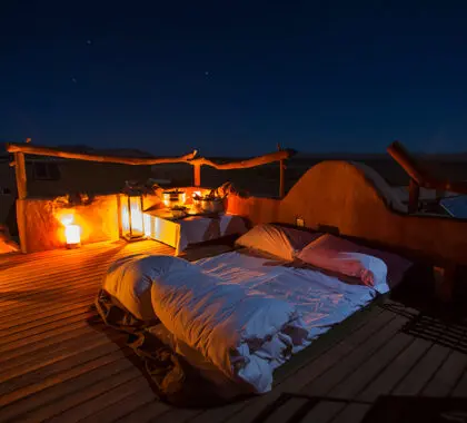 Contemple las estrellas en la reconfortante cama celeste.