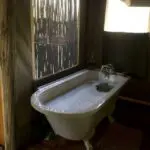 Date un baño relajante después de un largo día.