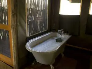 Date un baño relajante después de un largo día.