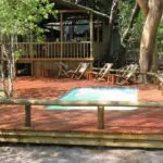 Disfrute de un refrescante chapuzón en la piscina.