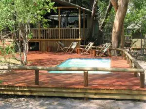 Disfrute de un refrescante chapuzón en la piscina.