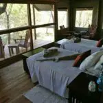 El dormitorio ofrece mucho espacio y tiene una terraza privada.