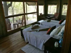 El dormitorio ofrece mucho espacio y tiene una terraza privada.