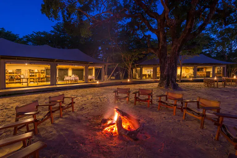 LittleMakalolo-Dining-BomaCampFire