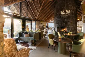 Interior del salón del Kwandwe Great Fish River Lodge en Sudáfrica.
