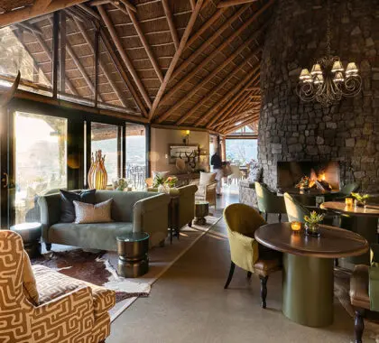 Interior del salón del Kwandwe Great Fish River Lodge en Sudáfrica.