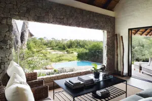 LondoloziSuites privadas de granito en el nivel superiorDormitorio-salón