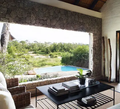 LondoloziSuites privadas de granito en el nivel superiorDormitorio-salón