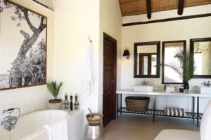 LondoloziTreeCamp-Bathroom-LuxuryRoom