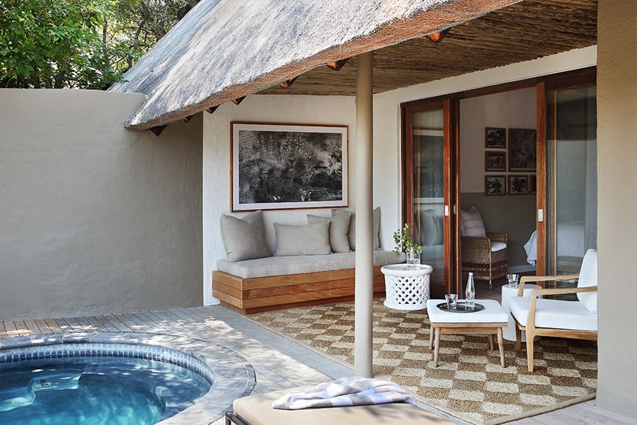 Londolozi_Varty_CampPool-and-outside-lounge