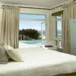 El confortable dormitorio da a la terraza y al lado de la piscina.