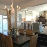 El salón ofrece cómodos sofás y un interior acogedor.