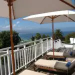 Relájese en la terraza en una cama de día y disfrute de las magníficas vistas.