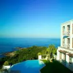 La Villa está construida sobre una colina, con vistas al océano.