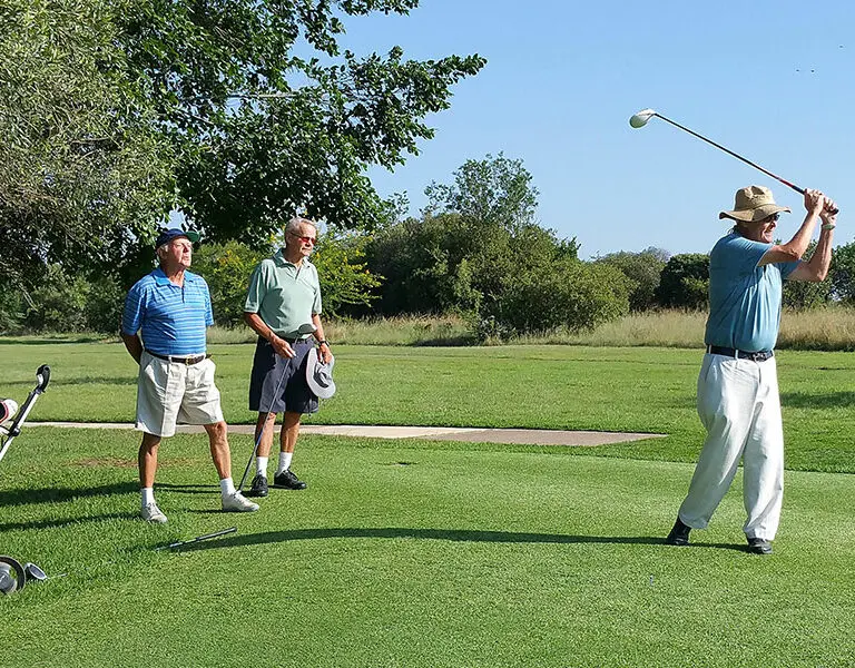 Golf enthusiasts can organise a trip to tee off at the near-by Leopard Creek Golf Course.