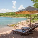 Broncéese y relájese en la arena de las playas de la isla